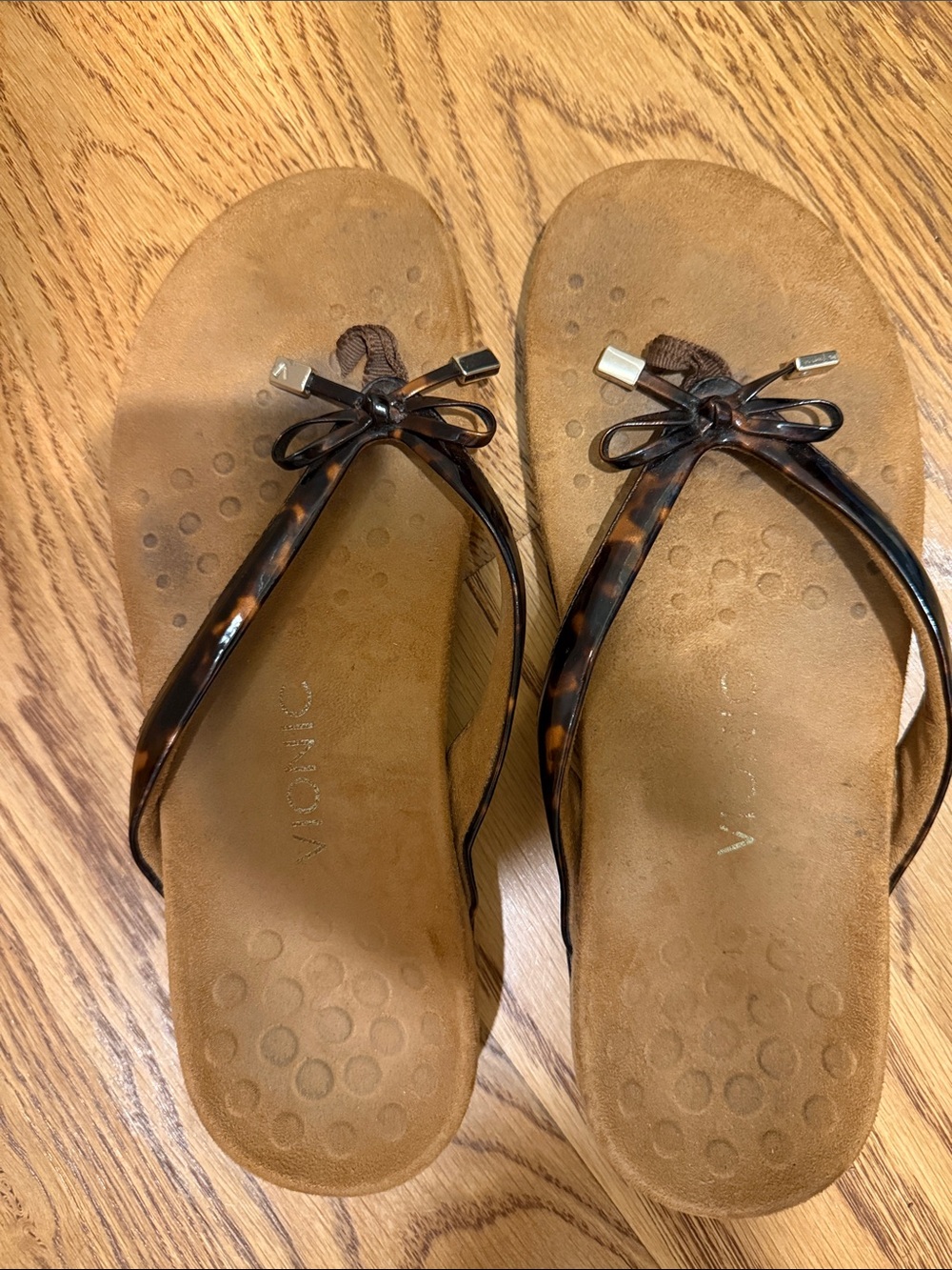 Vionic Women's Tortoiseshell Bow Thong Sandals - Brown